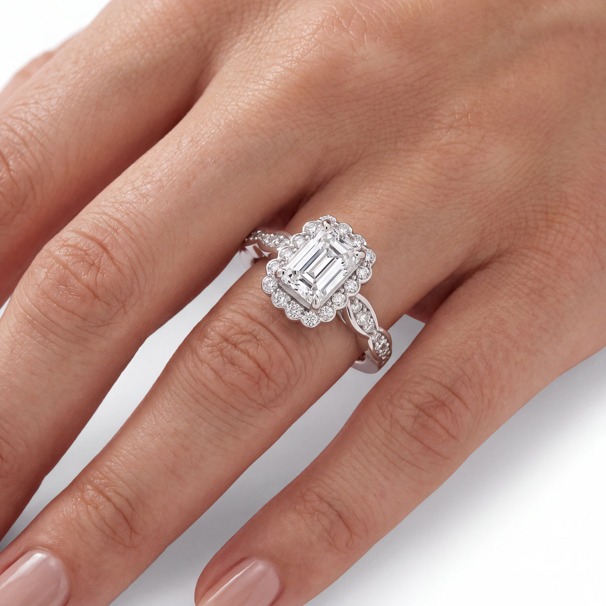_lifestyle_image@SKU:R7538-NADE01000004W #metal_14k-white-gold+origin_lab-grown+quality_ef-vs2+