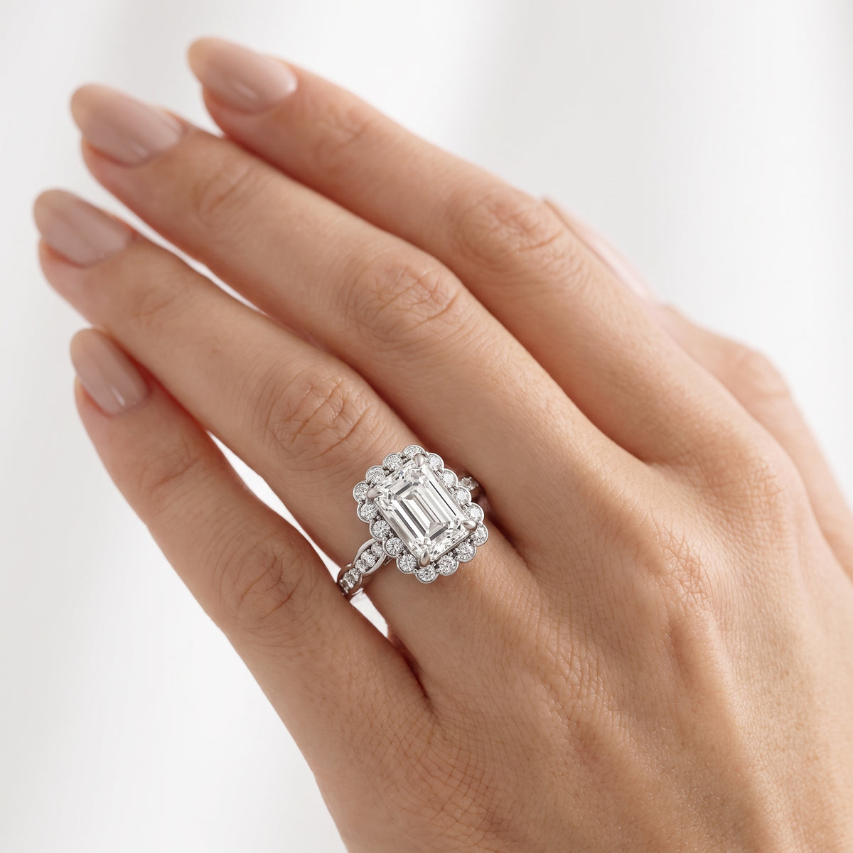 _lifestyle_image@SKU:R7538-NADE0200000PL #metal_platinum+origin_lab-grown+quality_ef-vs2+