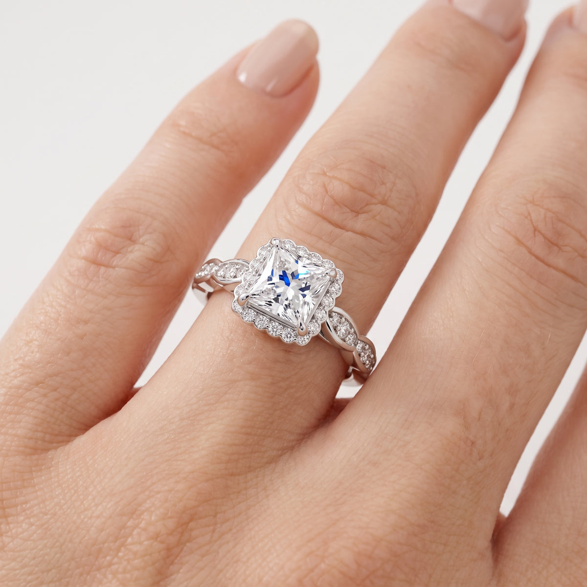 _lifestyle_image@SKU:R7538-NADP0100000PL #metal_platinum+origin_lab-grown+quality_ef-vs2+