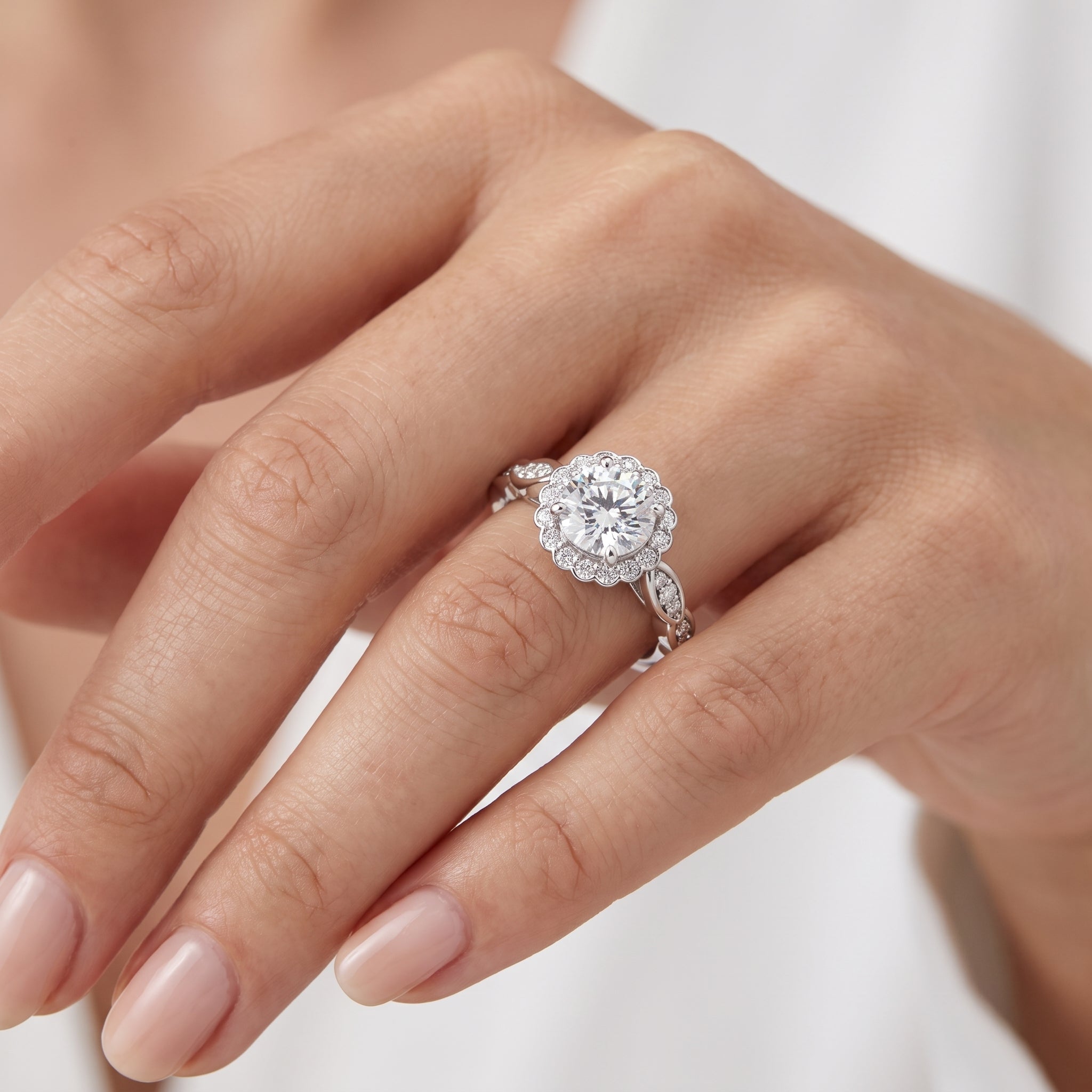 _lifestyle_image@SKU:R7538-NADR01000004W #metal_14k-white-gold+origin_lab-grown+quality_ef-vs2+