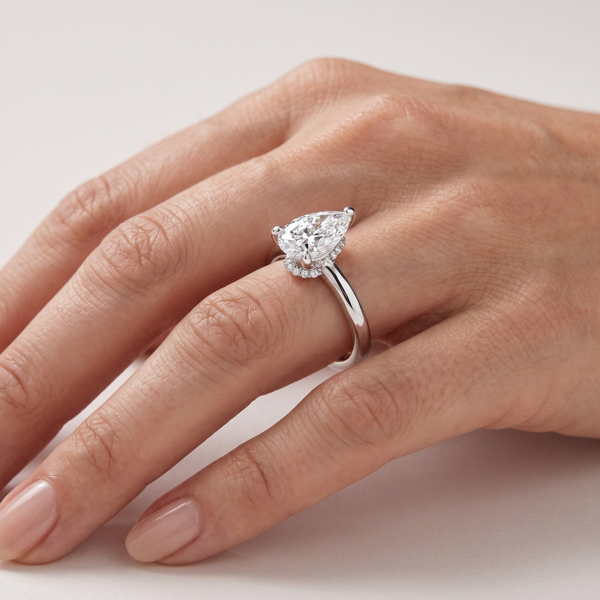 _lifestyle_image@SKU:R7604-LADD01000004W #diamond-quality_g-si+metal_10k-white-gold+origin_lab-grown+