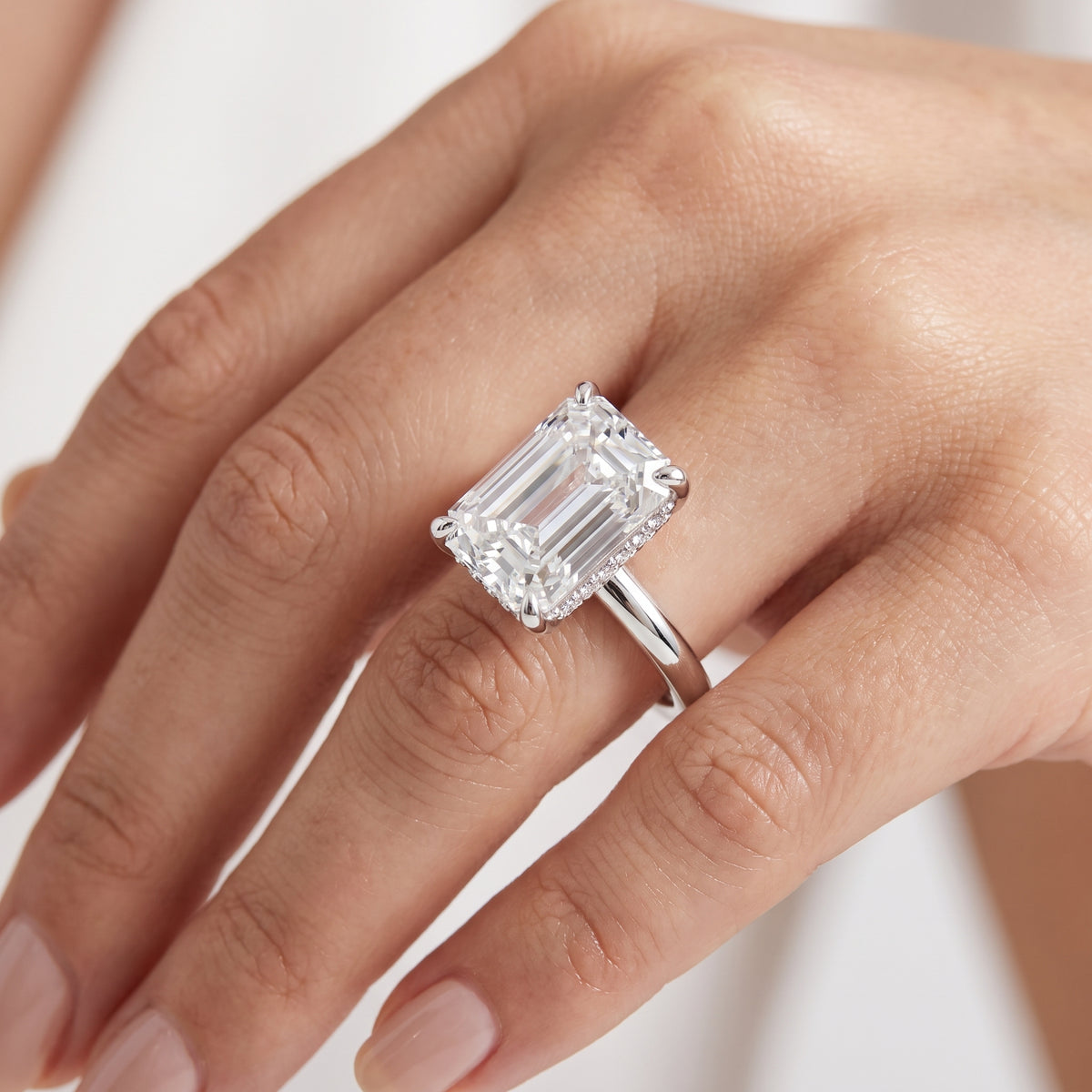 _lifestyle_image@SKU:R7604-LADE03000004W #diamond-quality_g-si+metal_10k-white-gold+origin_lab-grown+