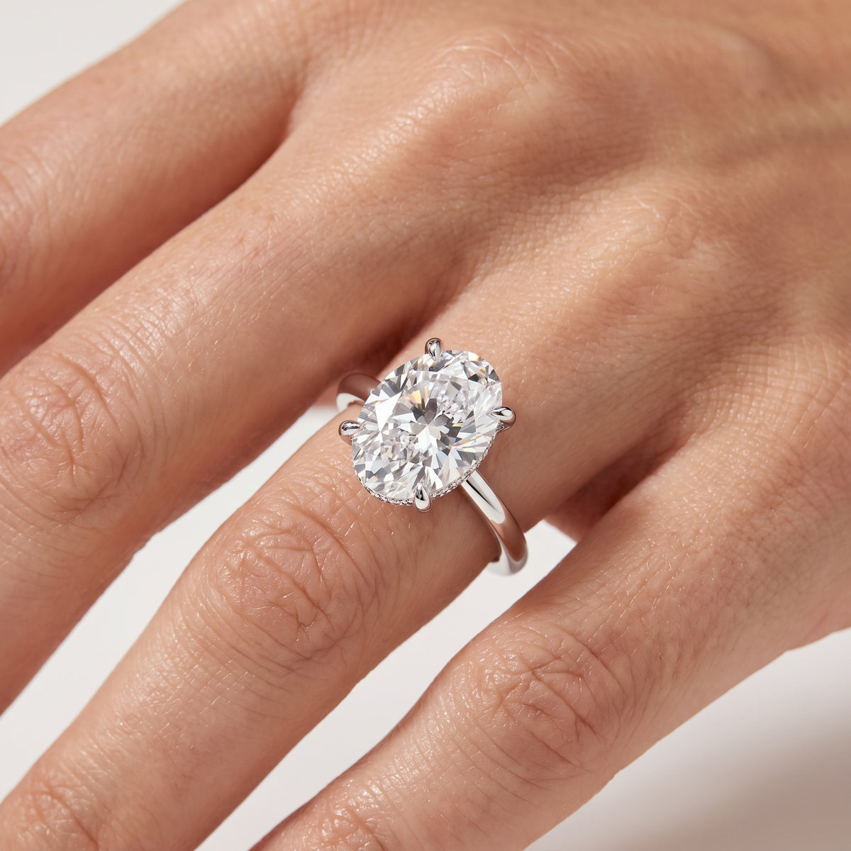 _lifestyle_image@SKU:R7604-LADO03000004W #diamond-quality_g-si+metal_10k-white-gold+origin_lab-grown+