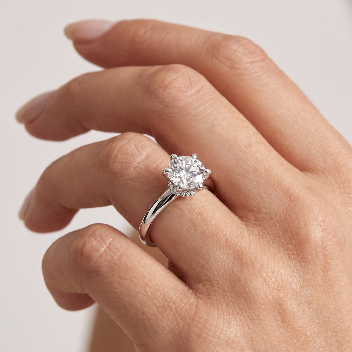 _lifestyle_image@SKU:R7604-LADR01000004W #diamond-quality_g-si+metal_10k-white-gold+origin_lab-grown+