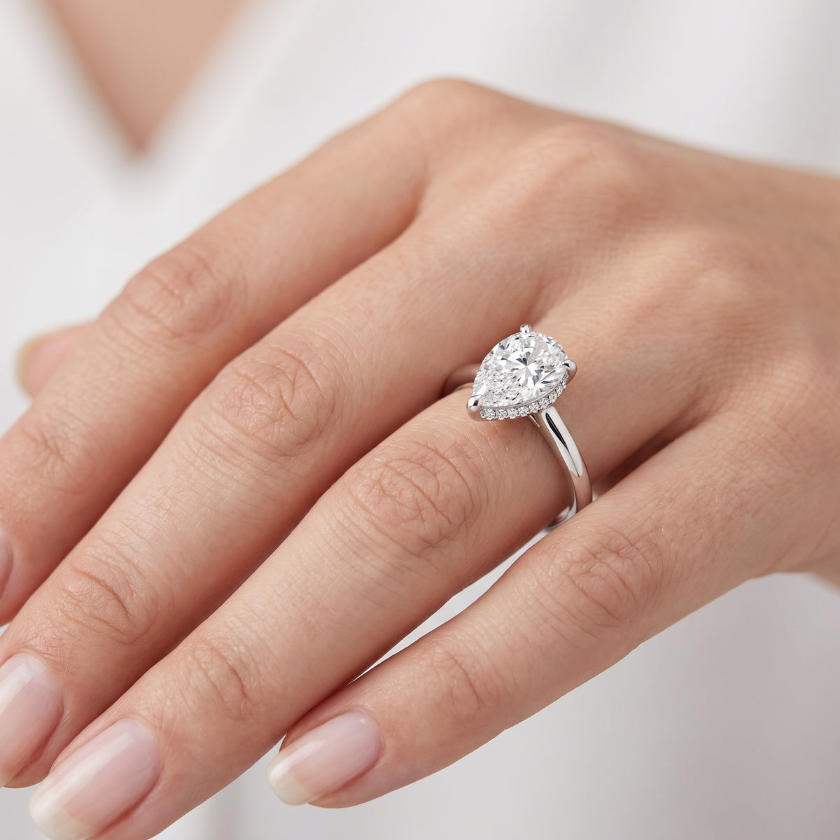 _lifestyle_image@SKU:R7604-NADD01000004W #diamond-quality_ef-vs2++metal_14k-white-gold+origin_lab-grown+