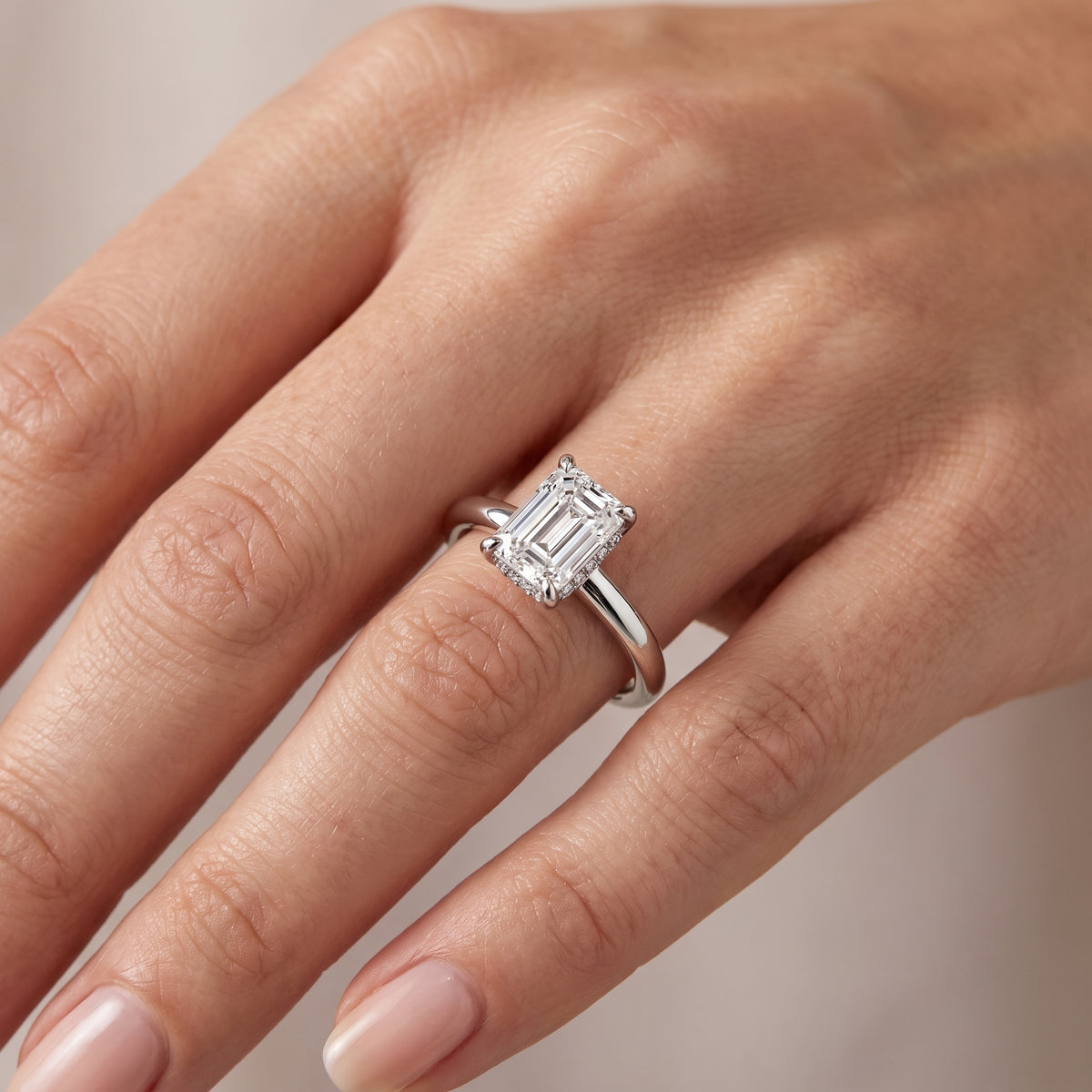 _lifestyle_image@SKU:R7604-NADE0100000PL #diamond-quality_ef-vs2++metal_platinum+origin_lab-grown+