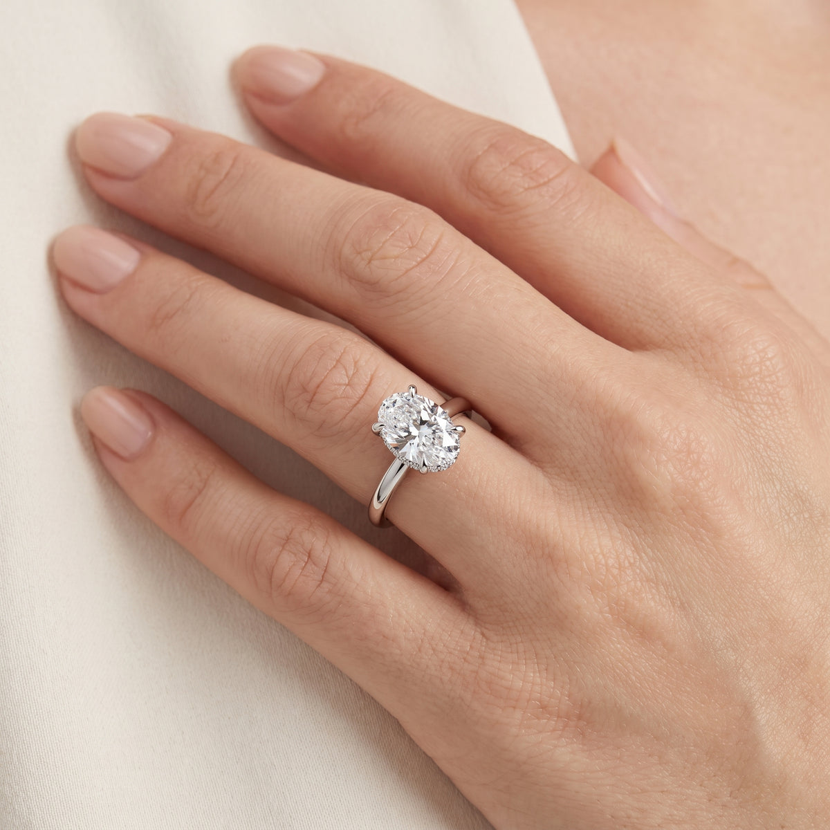_lifestyle_image@SKU:R7604-NADO0100000PL #diamond-quality_ef-vs2++metal_platinum+origin_lab-grown+