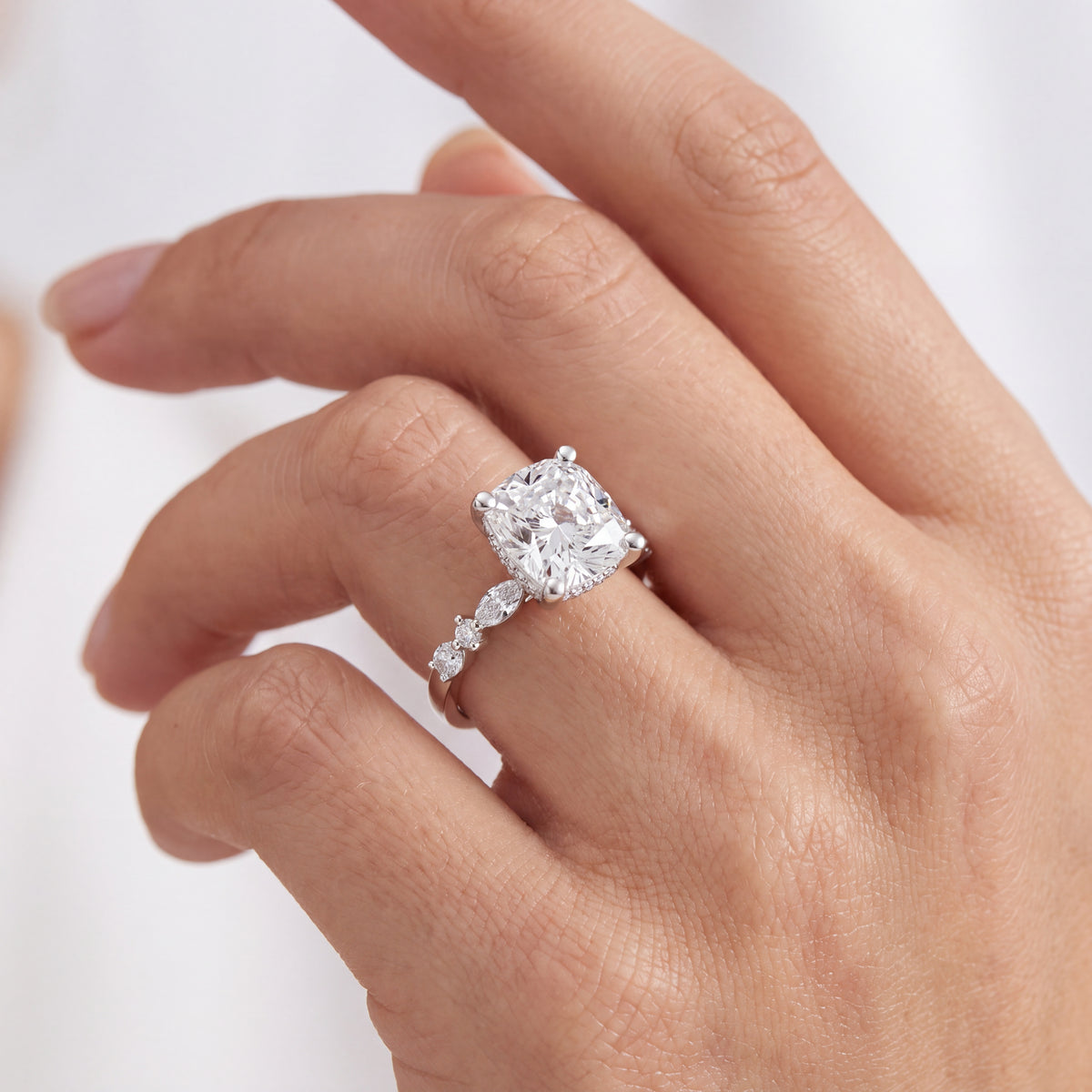 _lifestyle_image@SKU:R7698-LADC03000004W #metal_10k-white-gold+origin_lab-grown+quality_g-si