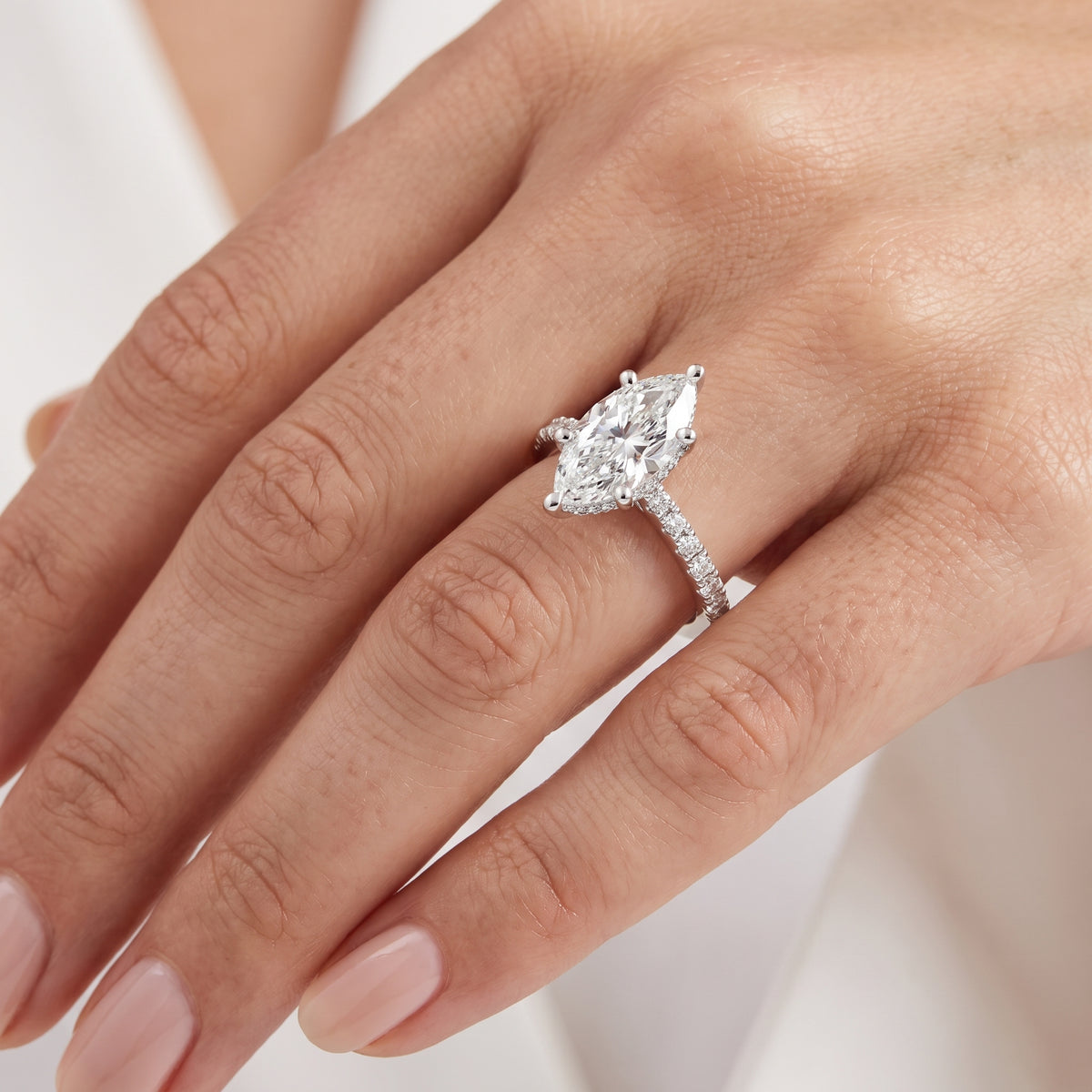 _lifestyle_image@SKU:R7711-NADM01000004W #metal_14k-white-gold+origin_lab-grown+quality_ef-vs2+