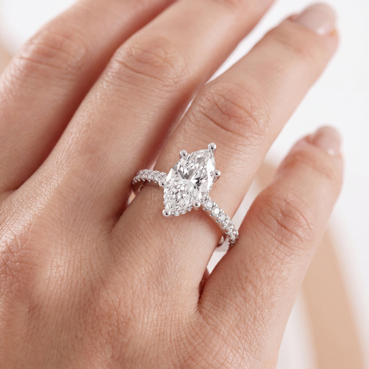 _lifestyle_image@SKU:R7711-NADM0100000PL #metal_platinum+origin_lab-grown+quality_ef-vs2+