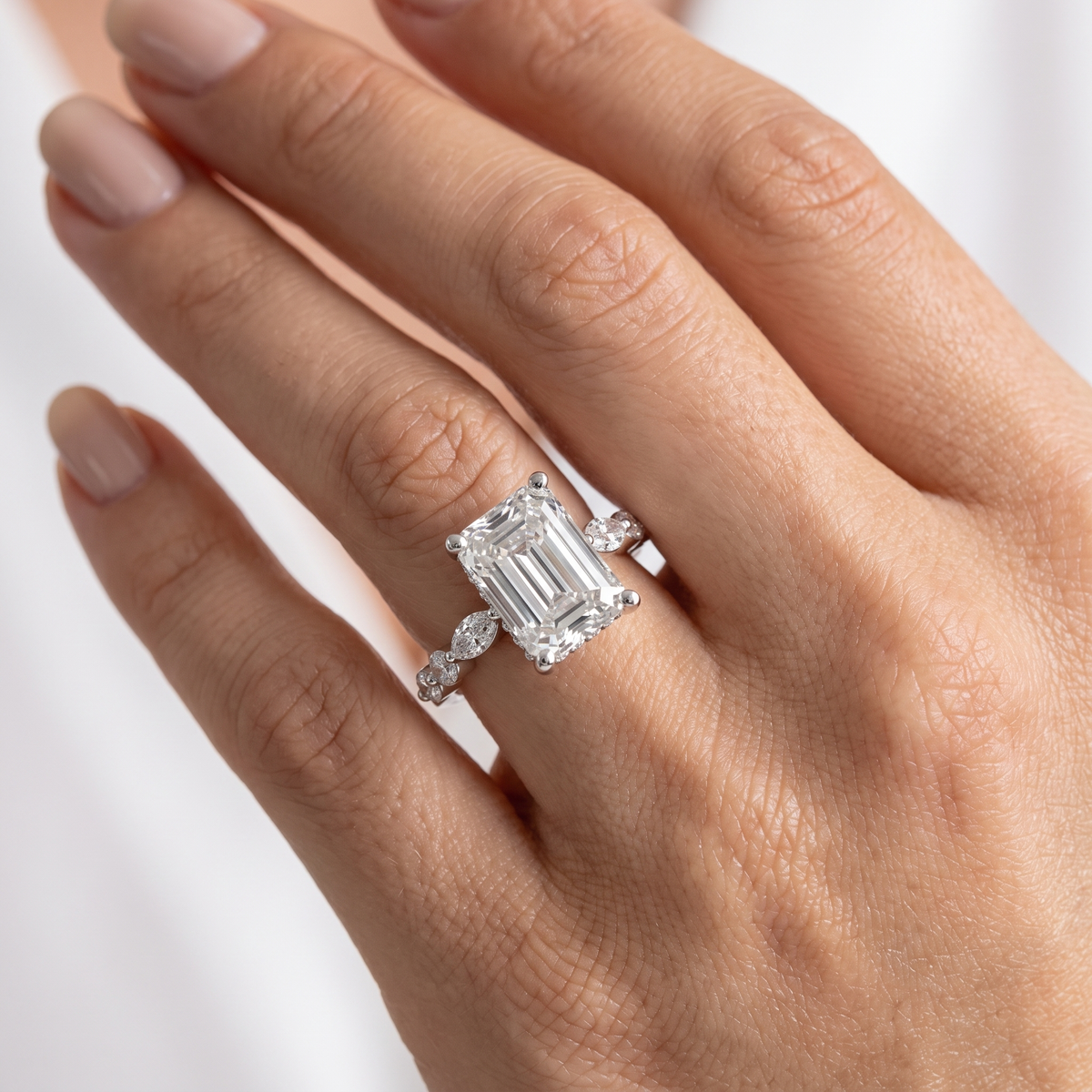 _lifestyle_image@SKU:R7716-NADE02400004W #metal_14k-white-gold+origin_lab-grown+quality_ef-vs2+