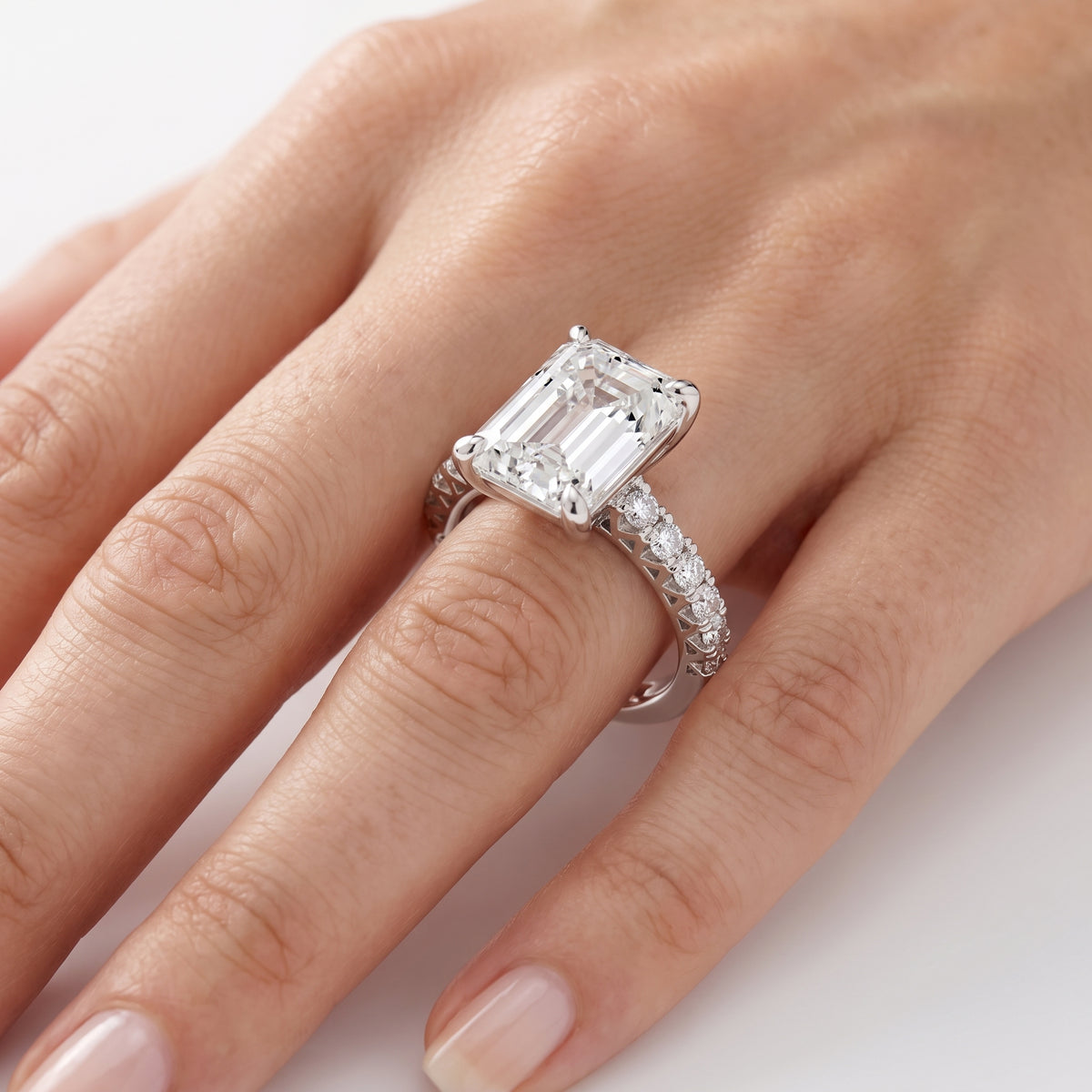_lifestyle_image@SKU:R7746-NADE04000004W #metal_14k-white-gold+origin_lab-grown+quality_ef-vs2+