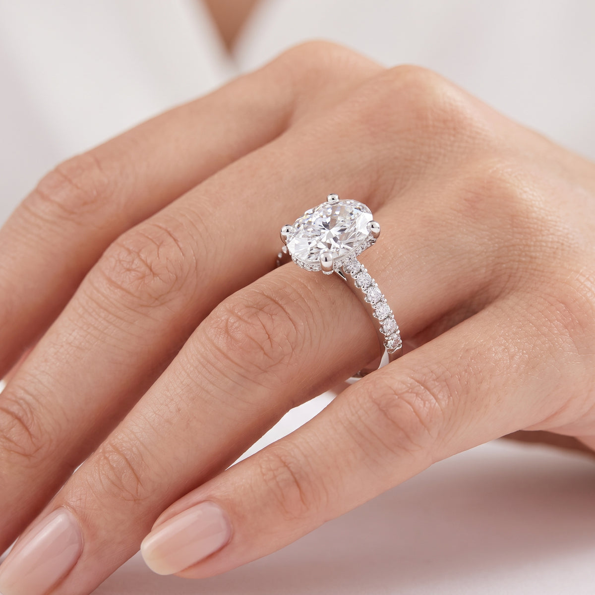 _lifestyle_image@SKU:R7748-NADO01700004W #metal_14k-white-gold+origin_lab-grown+quality_ef-vs2+