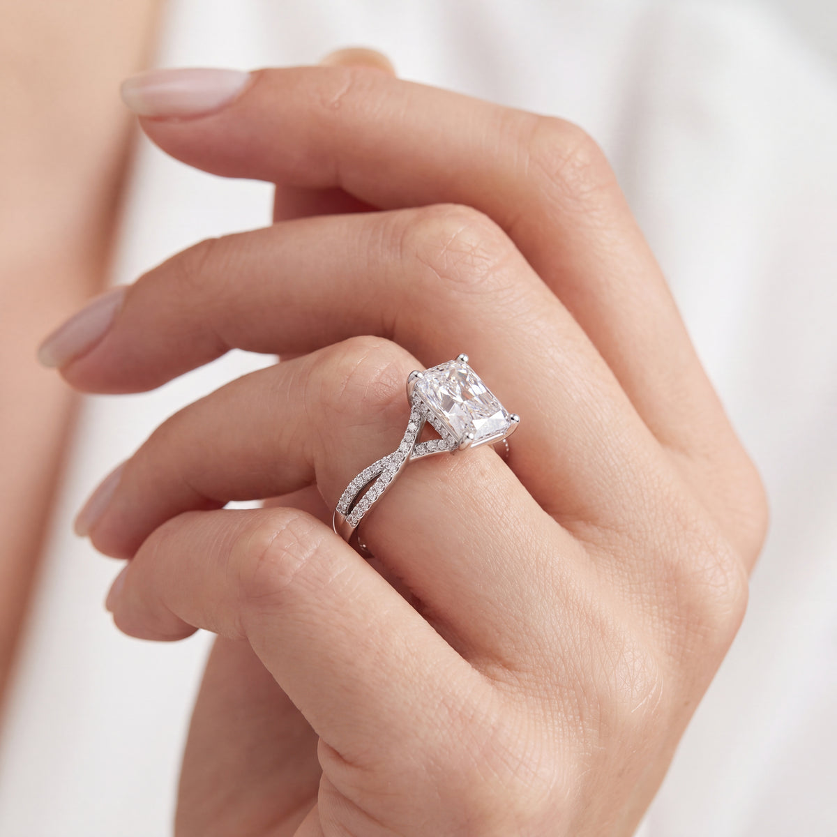 _lifestyle_image@SKU:R7816-LADT01800004W #metal_10k-white-gold+origin_lab-grown+quality_g-si