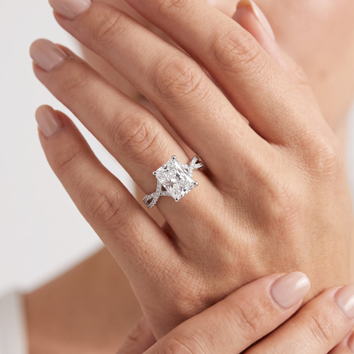 _lifestyle_image@SKU:R7816-NADT01800004W #metal_14k-white-gold+origin_lab-grown+quality_ef-vs2+