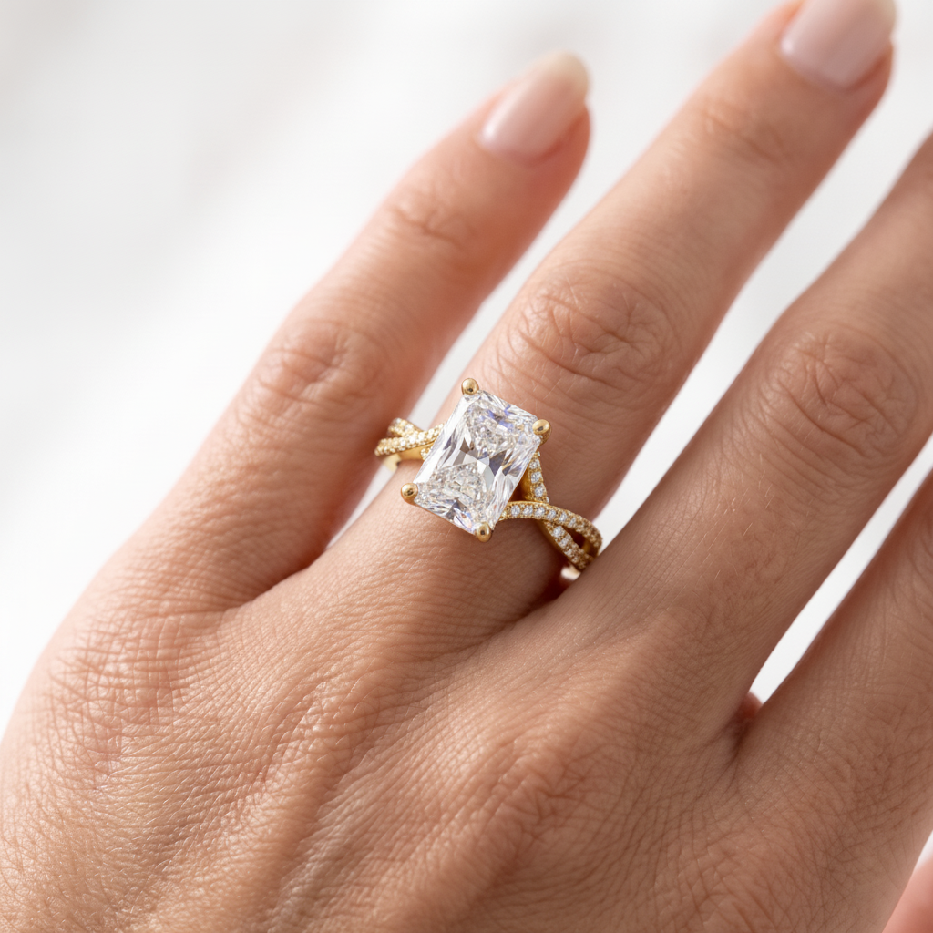 _lifestyle_image@SKU:R7816-LADT01800004Y #metal_10k-yellow-gold+origin_lab-grown+quality_g-si