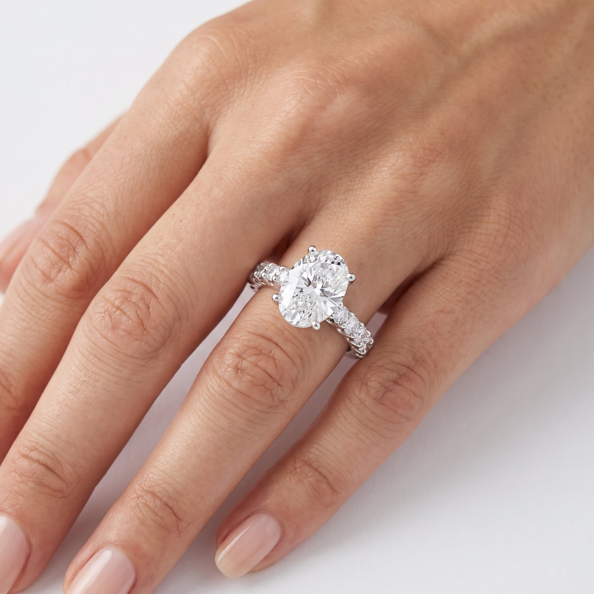 _lifestyle_image@SKU:R7829-NADO02400004W #metal_14k-white-gold+origin_lab-grown+quality_ef-vs2+