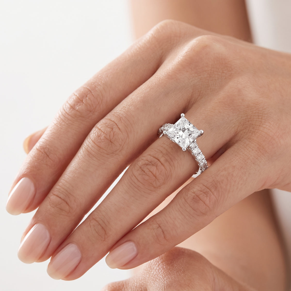 _lifestyle_image@SKU:R7831-NADP02350004W #metal_14k-white-gold+origin_lab-grown+quality_ef-vs2+