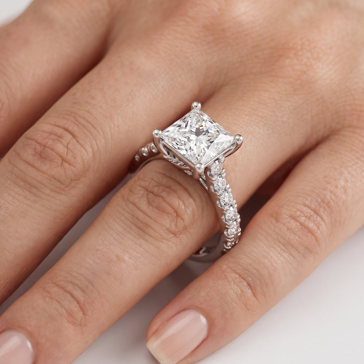 _lifestyle_image@SKU:R7831-NADP0235000PL #metal_platinum+origin_lab-grown+quality_ef-vs2+
