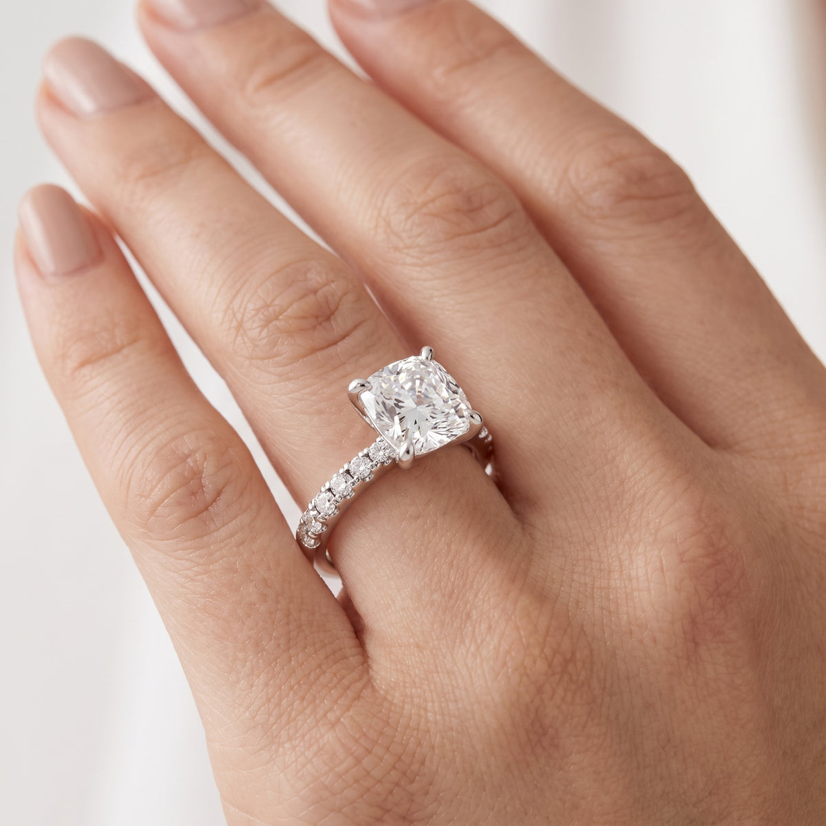 _lifestyle_image@SKU:R7847-LADC03000004W #metal_10k-white-gold+origin_lab-grown+quality_g-si