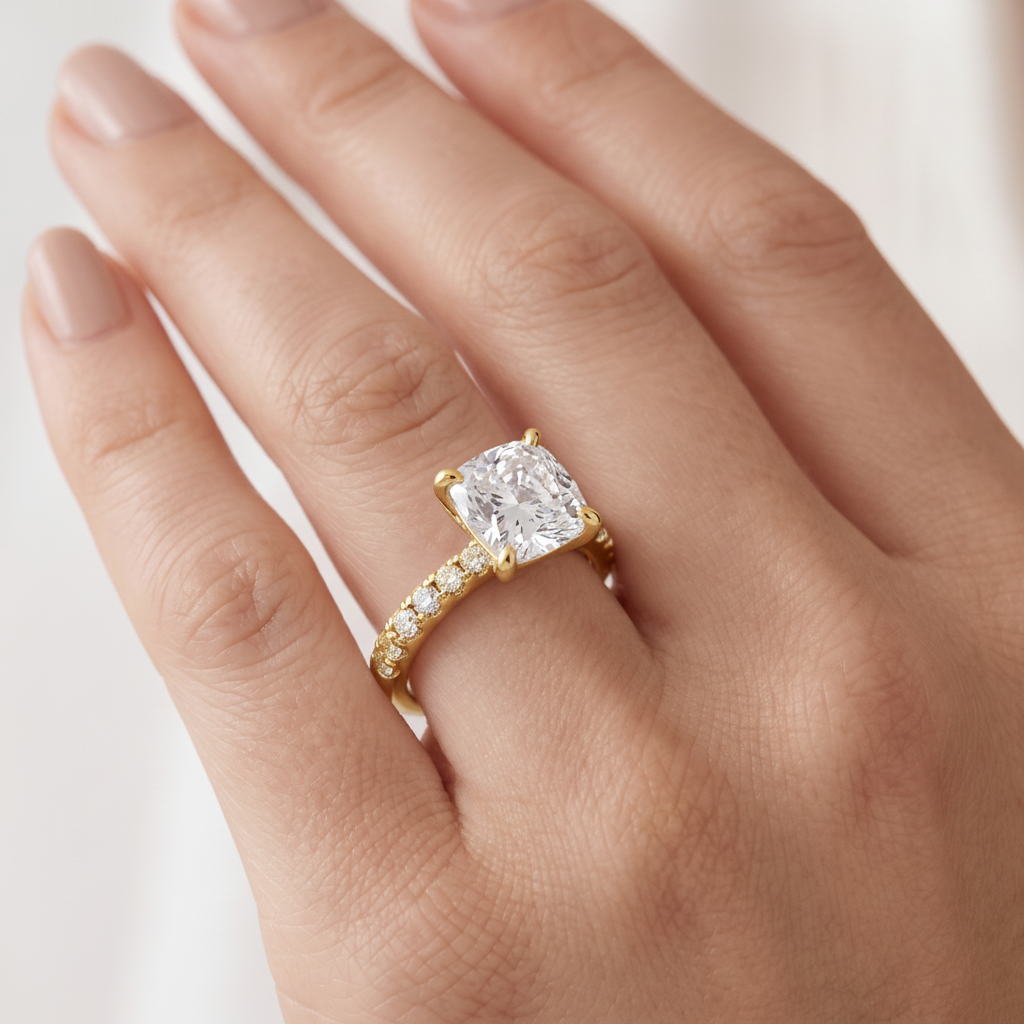 _lifestyle_image@SKU:R7847-LADC03000004Y #metal_10k-yellow-gold+origin_lab-grown+quality_g-si
