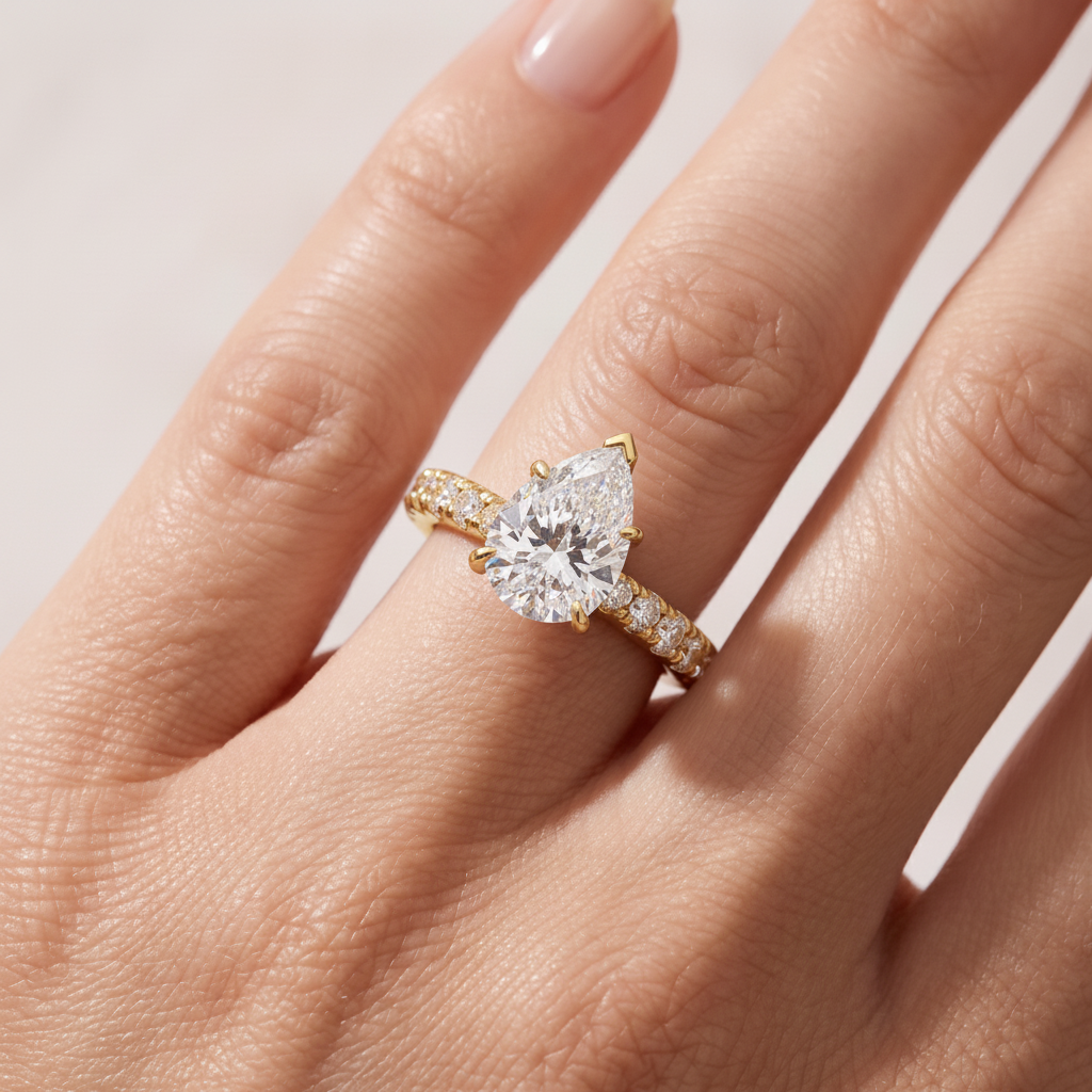 _lifestyle_image@SKU:R7847-LADD01000004Y #metal_10k-yellow-gold+origin_lab-grown+quality_g-si