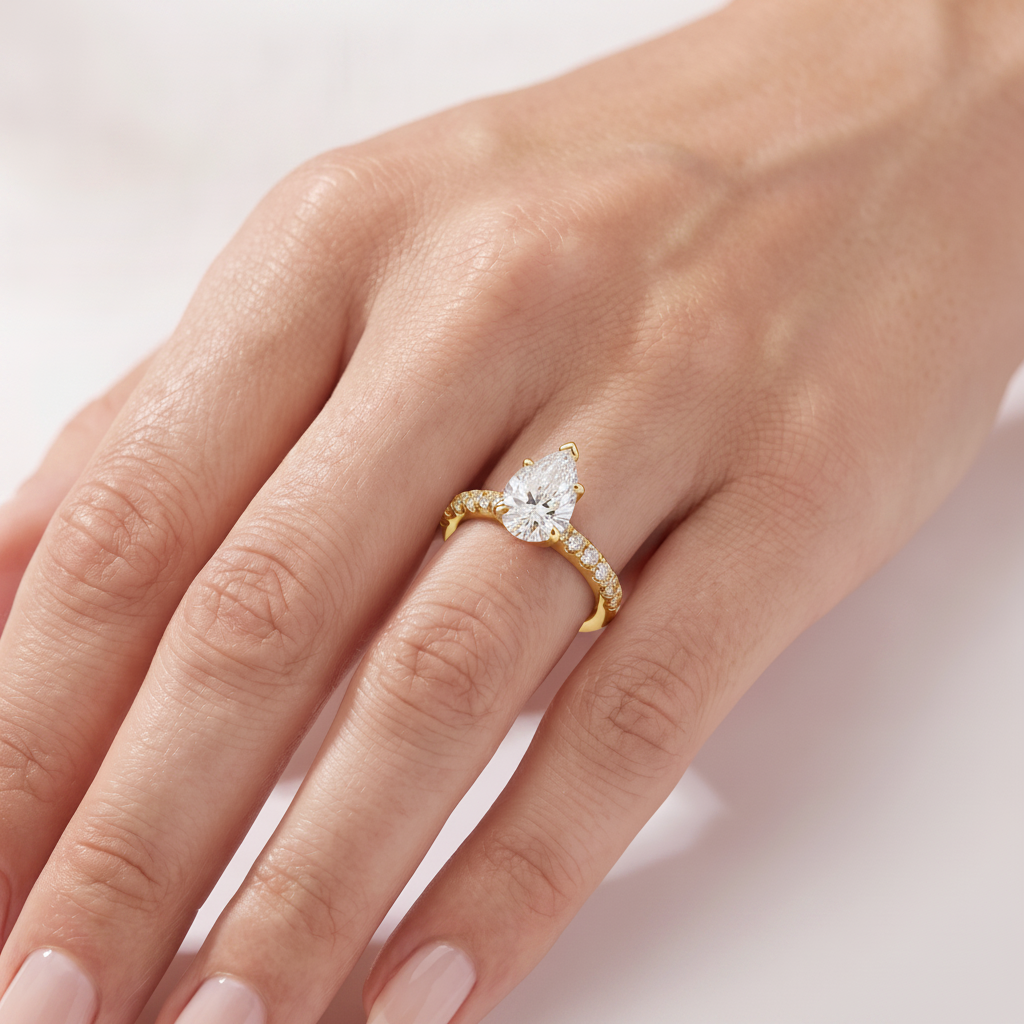 _lifestyle_image@SKU:R7847-LADD02000004Y #metal_10k-yellow-gold+origin_lab-grown+quality_g-si
