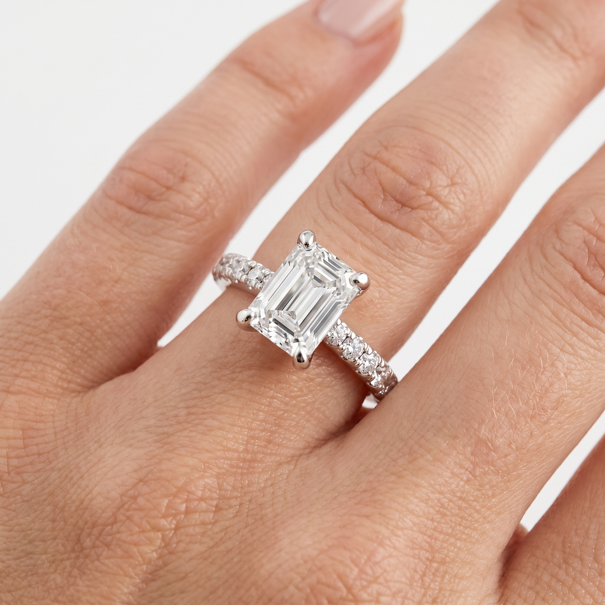 _lifestyle_image@SKU:R7847-NADE0200000PL #metal_platinum+origin_lab-grown+quality_ef-vs2+