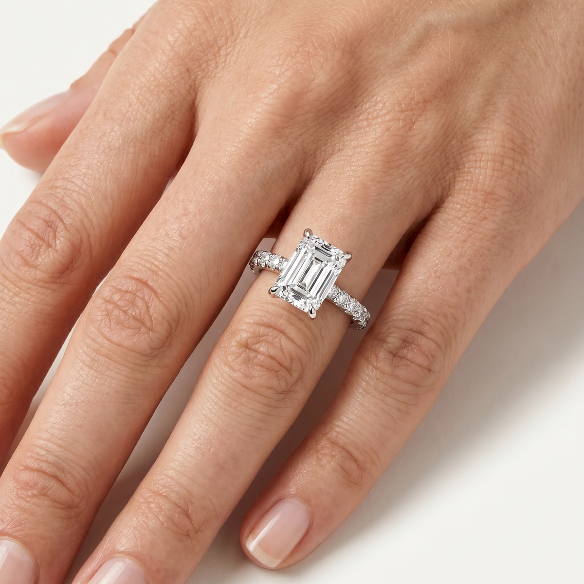 _lifestyle_image@SKU:R7847-NADE0200000PL #metal_platinum+origin_lab-grown+quality_ef-vs2+