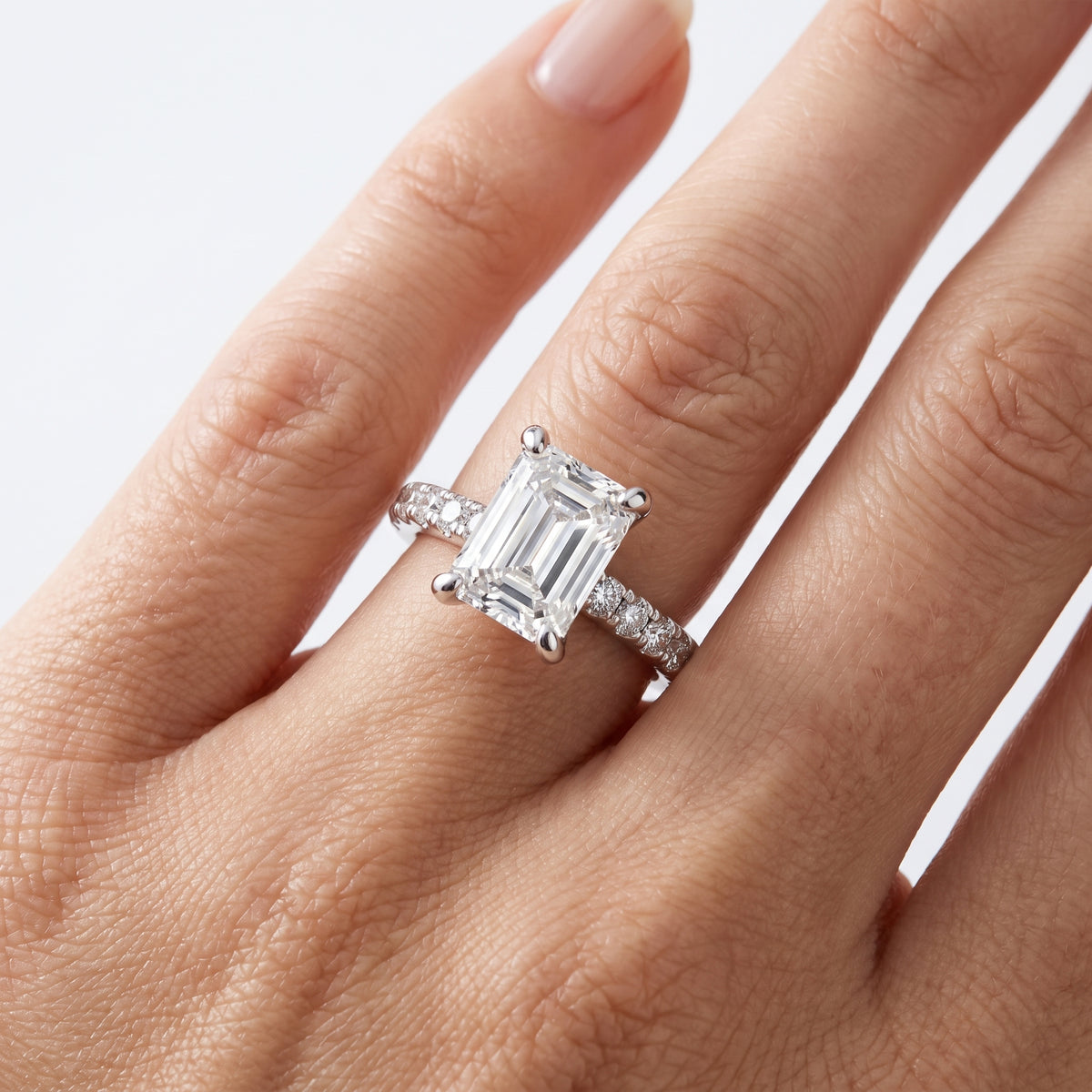 _lifestyle_image@SKU:R7847-LADE03000004W #metal_10k-white-gold+origin_lab-grown+quality_g-si