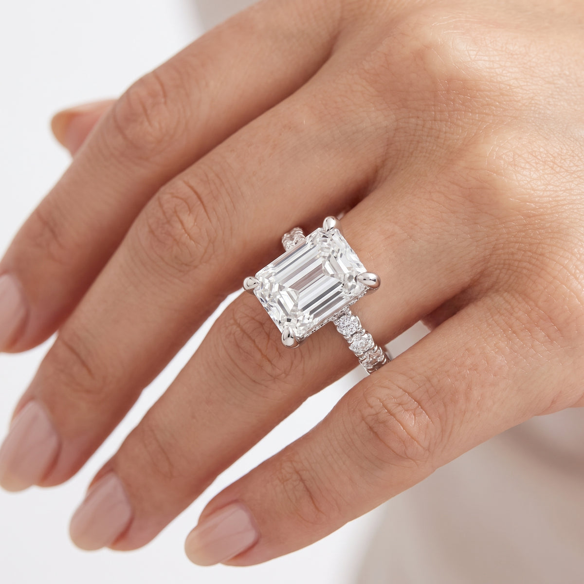 _lifestyle_image@SKU:R7847-LADE04000004W #metal_10k-white-gold+origin_lab-grown+quality_g-si