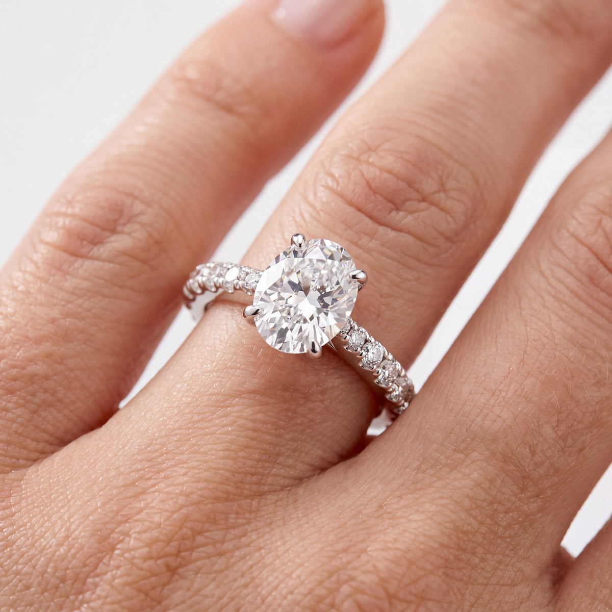 _lifestyle_image@SKU:R7847-LADO01000004W #metal_10k-white-gold+origin_lab-grown+quality_g-si