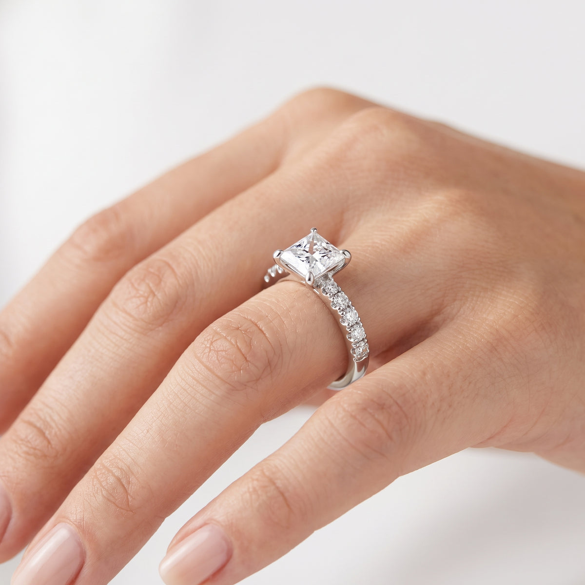 _lifestyle_image@SKU:R7847-LADP01000004W #metal_10k-white-gold+origin_lab-grown+quality_g-si