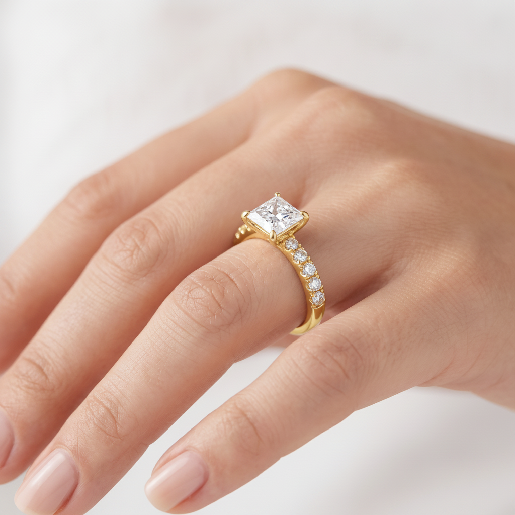 _lifestyle_image@SKU:R7847-LADP01000004Y #metal_10k-yellow-gold+origin_lab-grown+quality_g-si