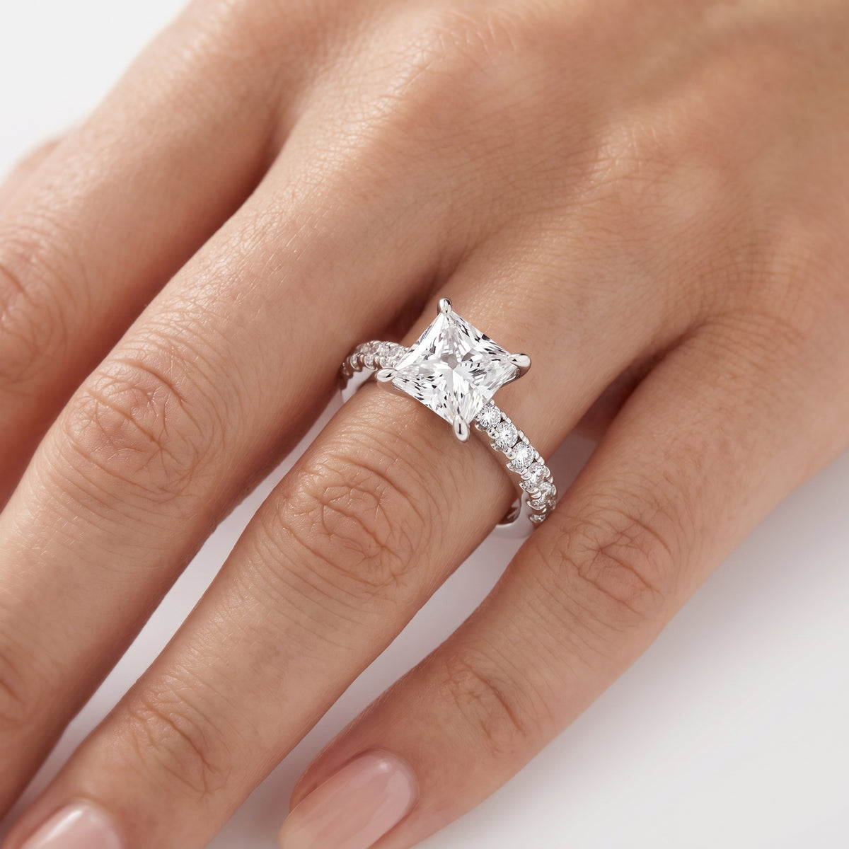 _lifestyle_image@SKU:R7847-LADP03000004W #metal_10k-white-gold+origin_lab-grown+quality_g-si