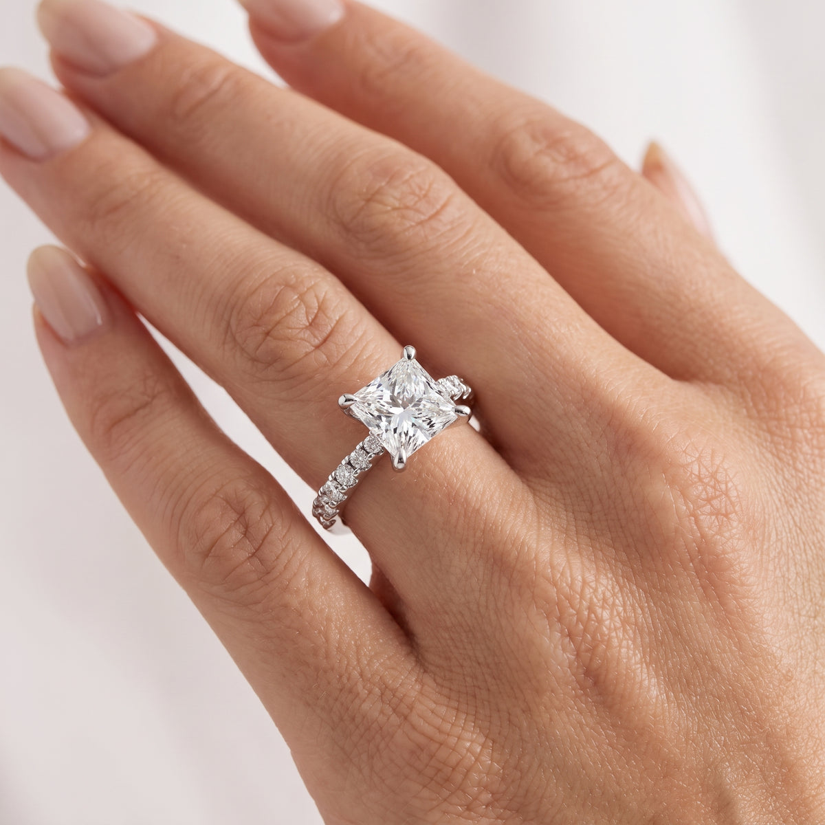 _lifestyle_image@SKU:R7847-LADP04000004W #metal_10k-white-gold+origin_lab-grown+quality_g-si