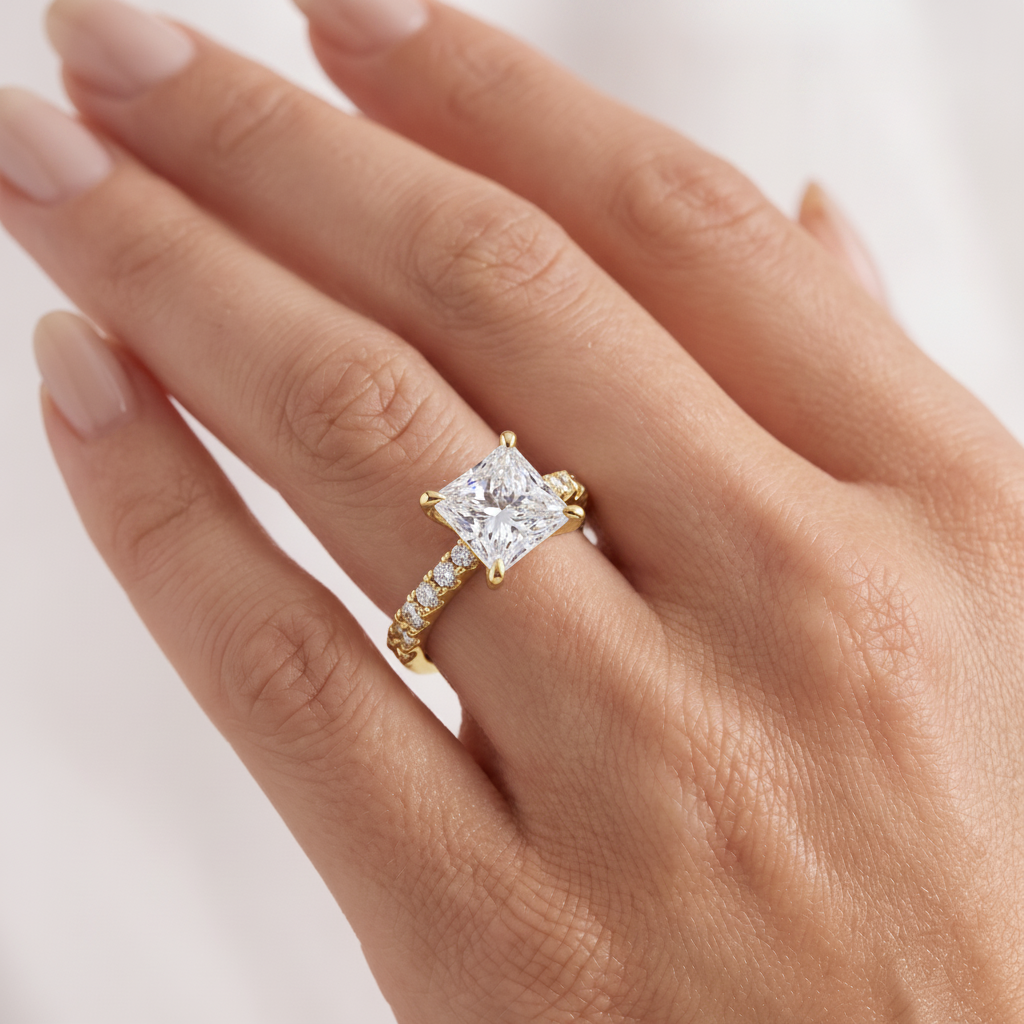 _lifestyle_image@SKU:R7847-LADP04000004Y #metal_10k-yellow-gold+origin_lab-grown+quality_g-si