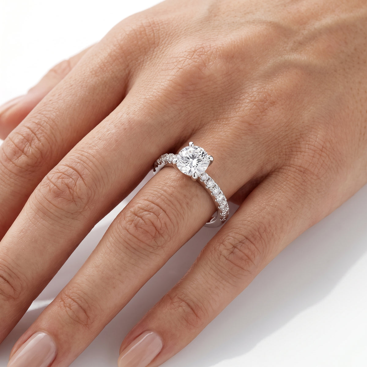 _lifestyle_image@SKU:R7847-LADR01000004W #metal_10k-white-gold+origin_lab-grown+quality_g-si