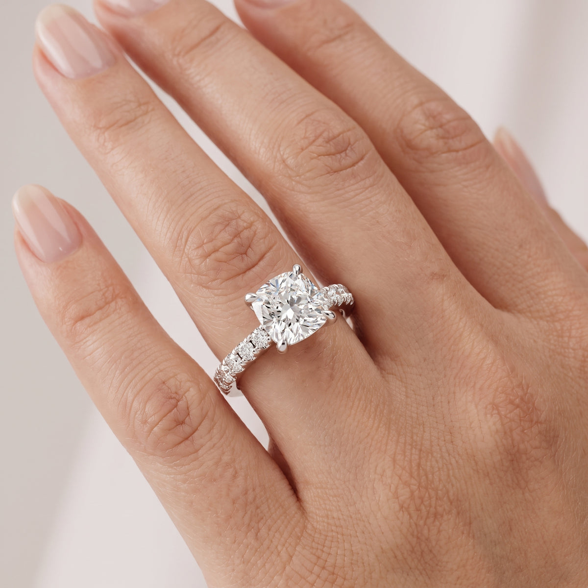 _lifestyle_image@SKU:R7847-NADC02000004W #metal_14k-white-gold+origin_lab-grown+quality_ef-vs2+