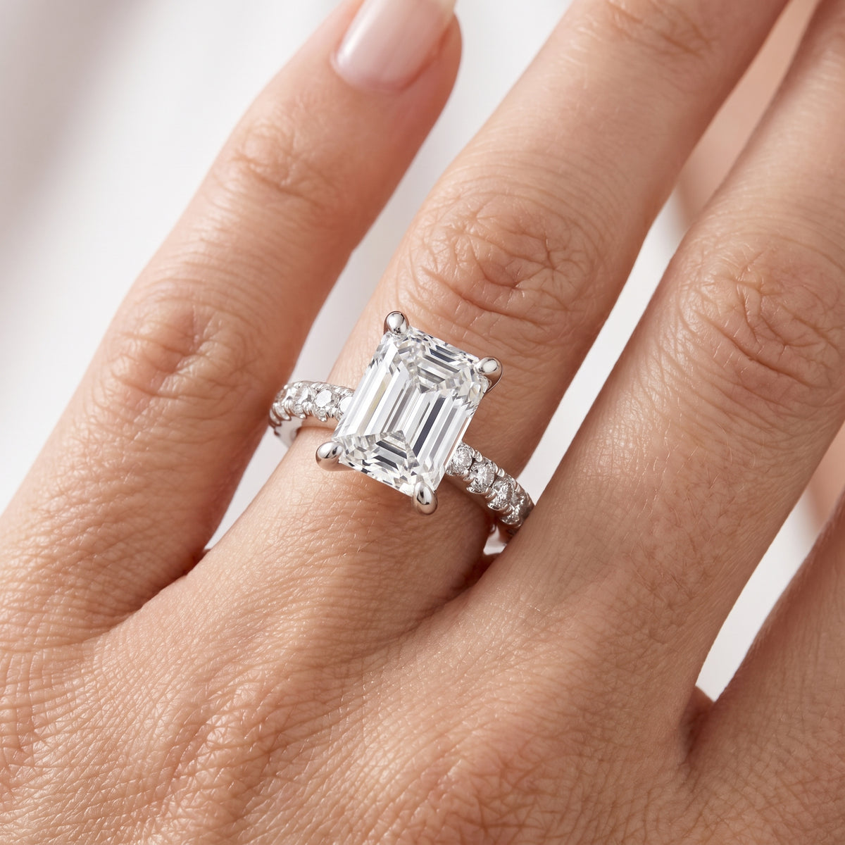 _lifestyle_image@SKU:R7847-NADE03000004W #metal_14k-white-gold+origin_lab-grown+quality_ef-vs2+