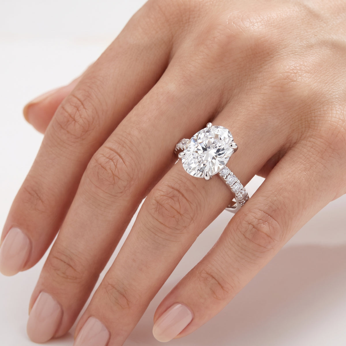_lifestyle_image@SKU:R7847-NADO02000004W #metal_14k-white-gold+origin_lab-grown+quality_ef-vs2+