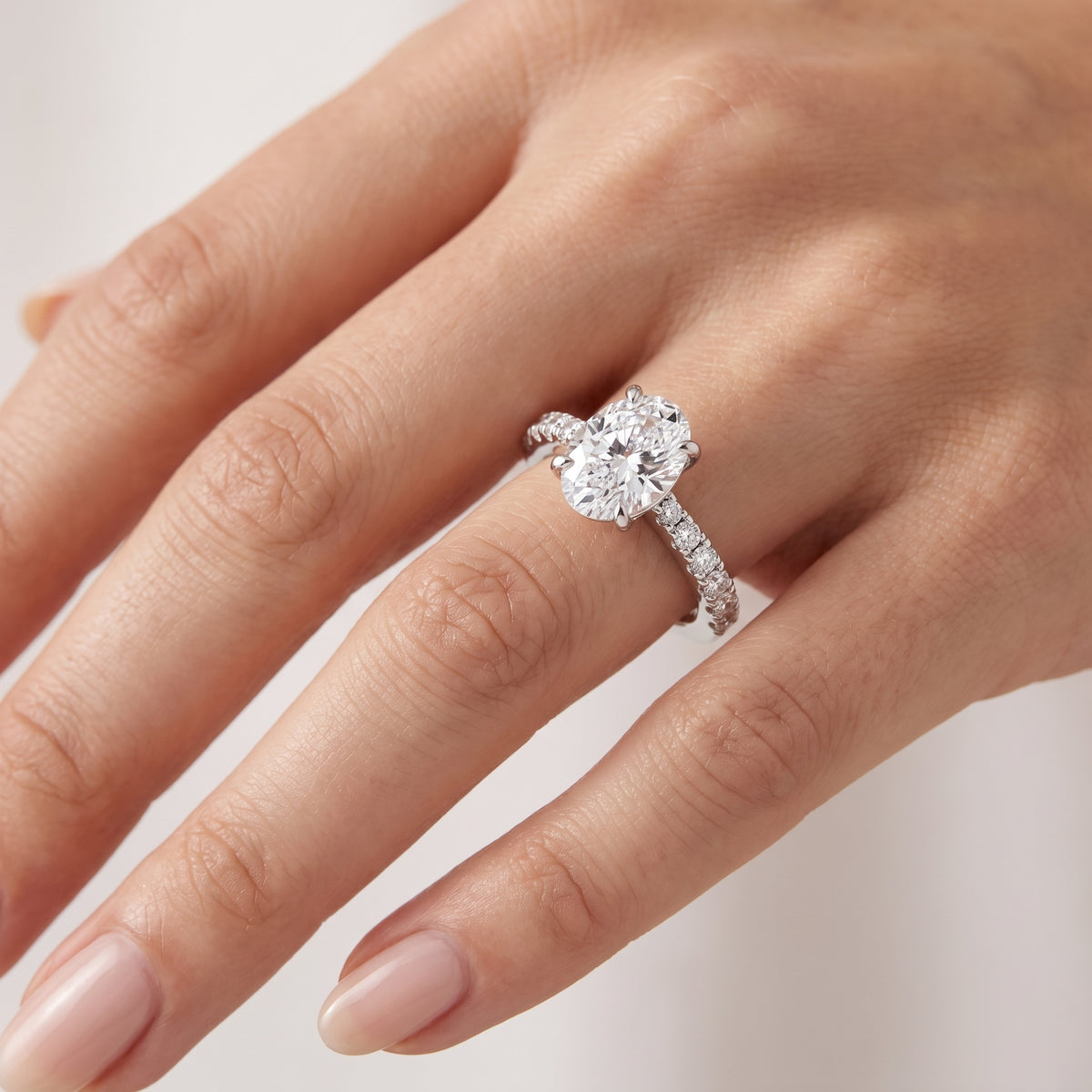 _lifestyle_image@SKU:R7847-NADO03000004W #metal_14k-white-gold+origin_lab-grown+quality_ef-vs2+