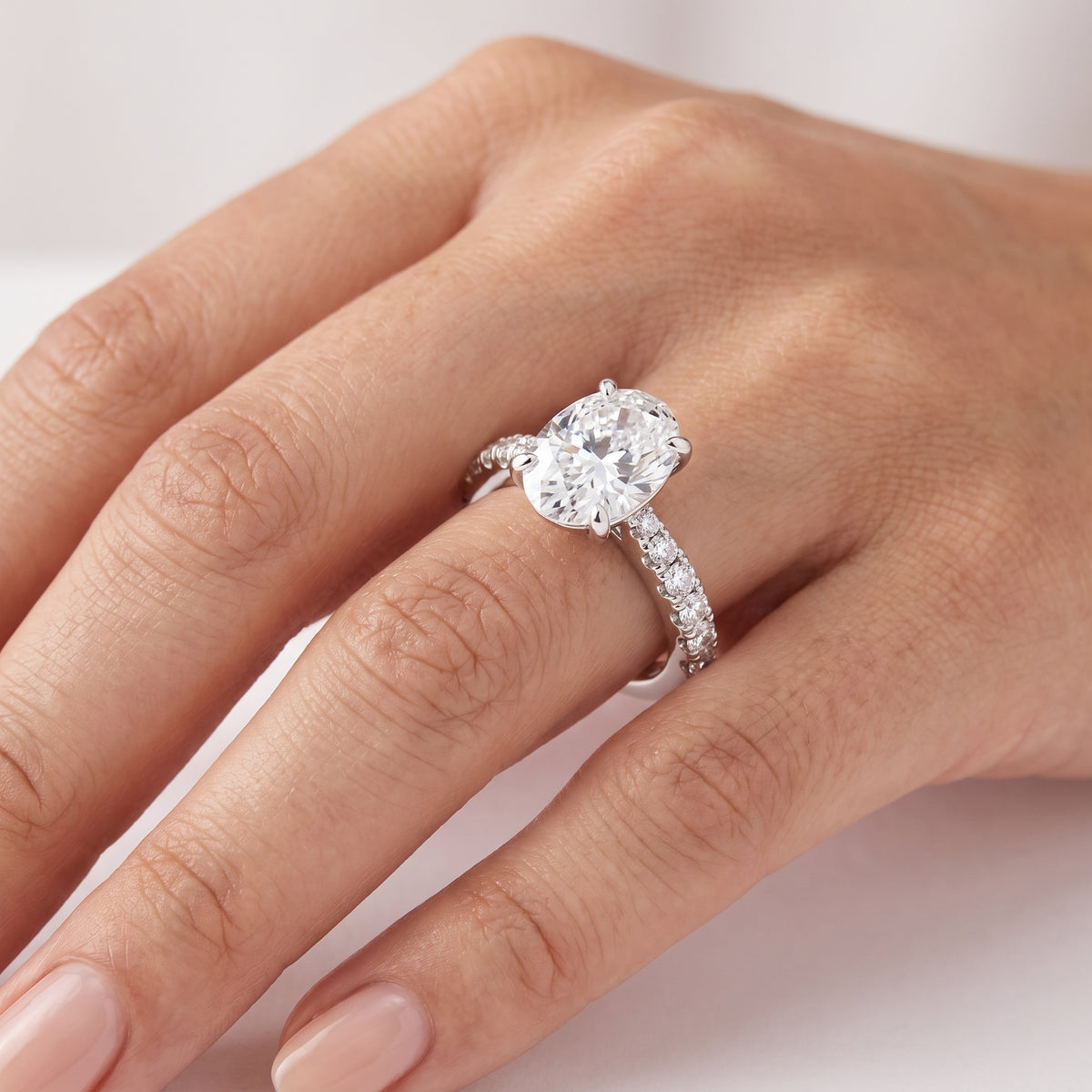 _lifestyle_image@SKU:R7847-NADO04000004W #metal_14k-white-gold+origin_lab-grown+quality_ef-vs2+