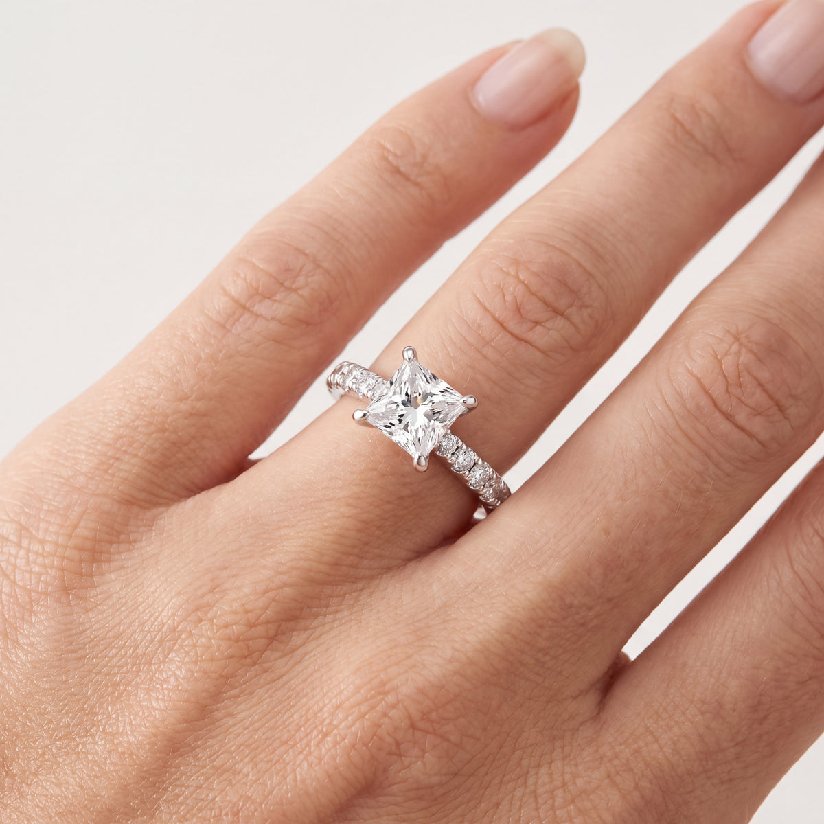 _lifestyle_image@SKU:R7847-NADP01000004W #metal_14k-white-gold+origin_lab-grown+quality_ef-vs2+
