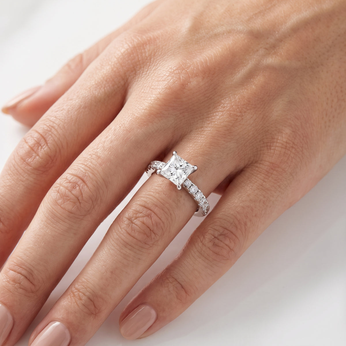 _lifestyle_image@SKU:R7847-NADP0100000PL #metal_platinum+origin_lab-grown+quality_ef-vs2+