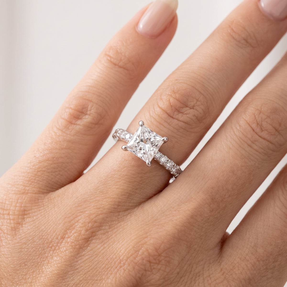 _lifestyle_image@SKU:R7847-NADP03000004W #metal_14k-white-gold+origin_lab-grown+quality_ef-vs2+