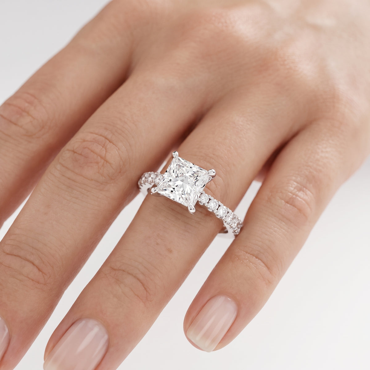 _lifestyle_image@SKU:R7847-NADP04000004W #metal_14k-white-gold+origin_lab-grown+quality_ef-vs2+