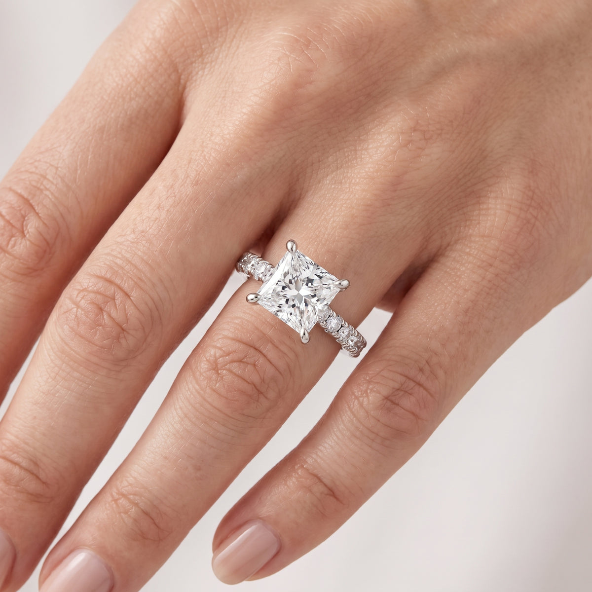 _lifestyle_image@SKU:R7847-NADP0400000PL #metal_platinum+origin_lab-grown+quality_ef-vs2+