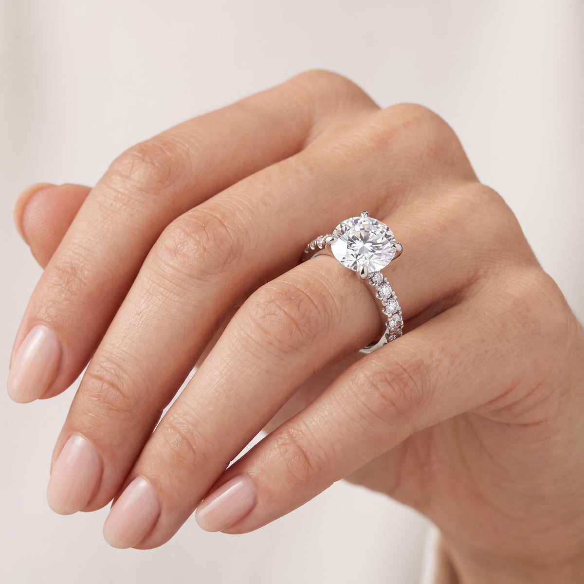 _lifestyle_image@SKU:R7847-NADR0300000PL #metal_platinum+origin_lab-grown+quality_ef-vs2+