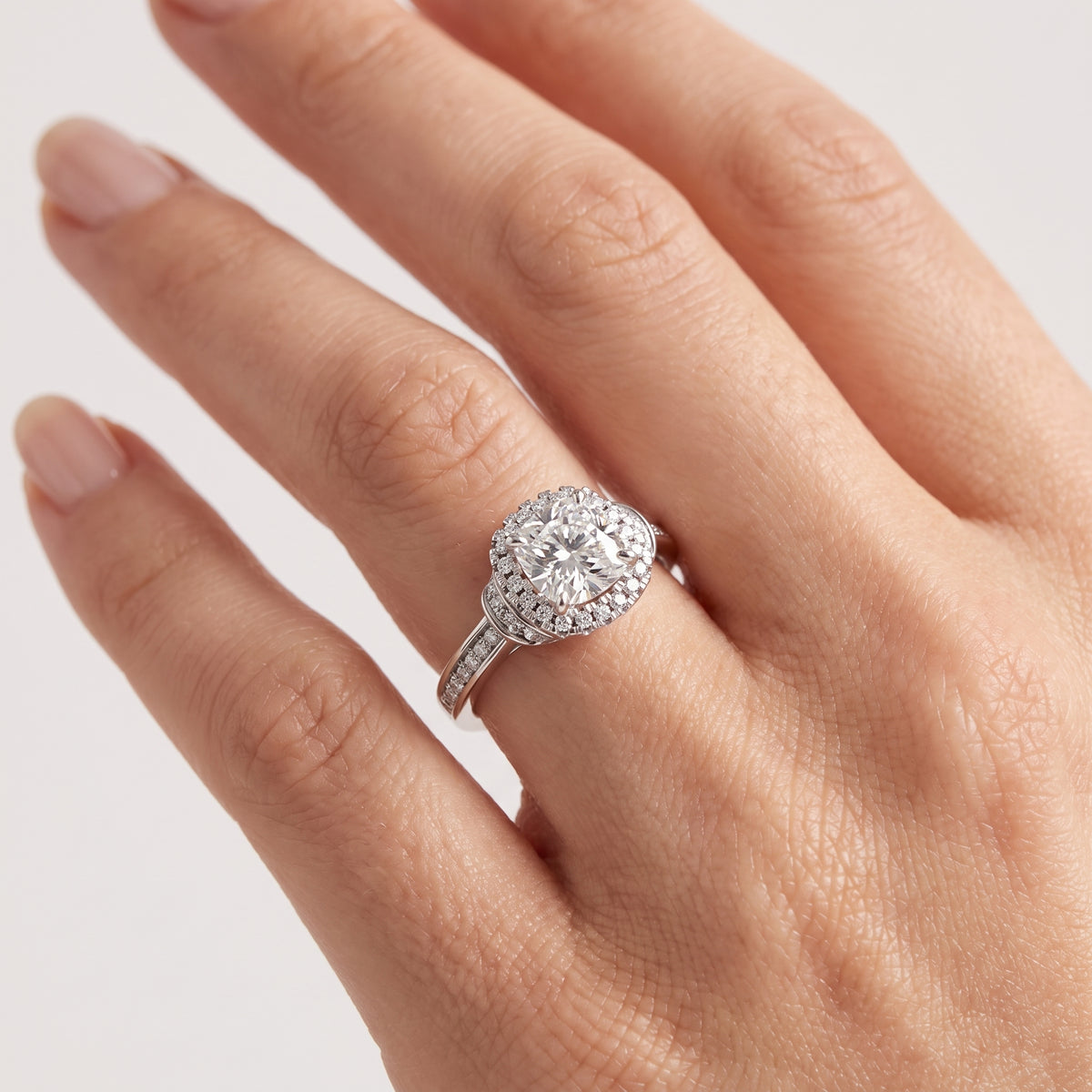 _lifestyle_image@SKU:R8002-LADC01000004W #metal_10k-white-gold+origin_lab-grown+quality_g-si